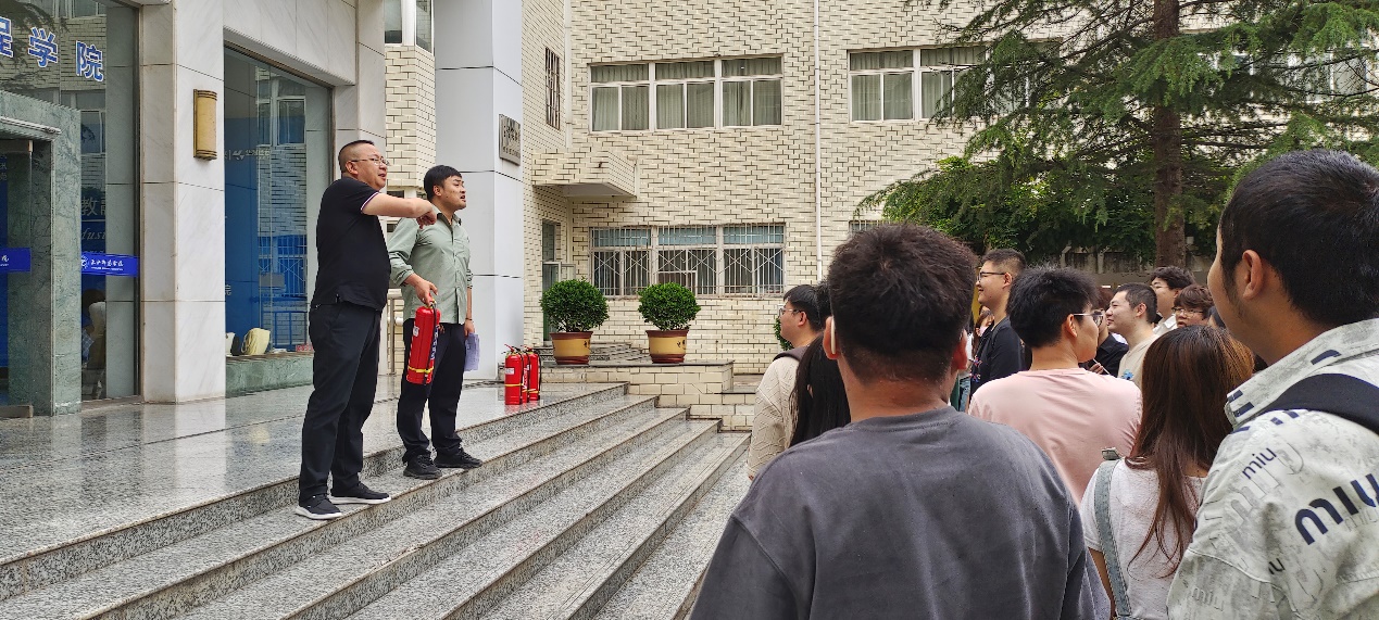 人们在街道上走AI 生成的内容可能不正确。